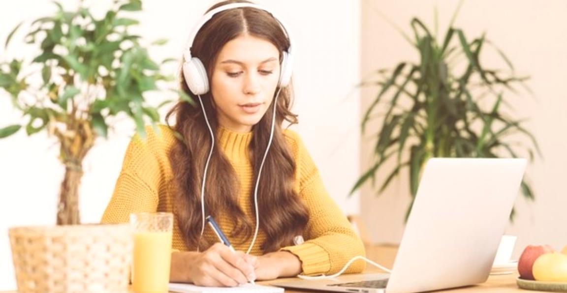 Strategische Content-Planung und SEO-Analyse am modernen Arbeitsplatz