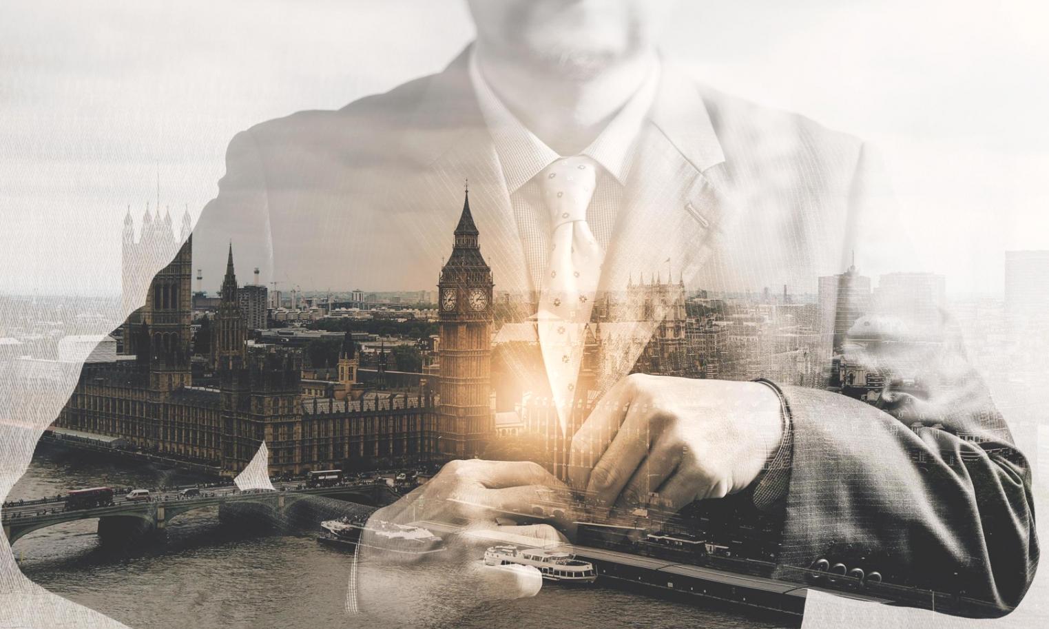 Teilnehmer arbeitet konzentriert an SEO-Strategien im modernen Lernumfeld